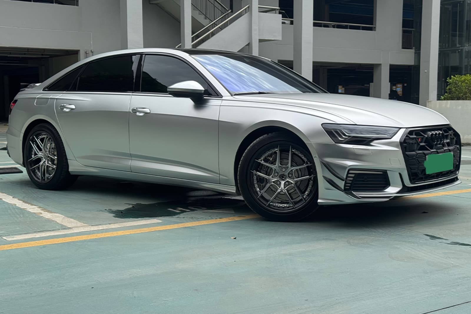 Audi A6L — Комплект по кругу: 12-поршневой S1200 + задний EPB S47AAR · диски 380 мм