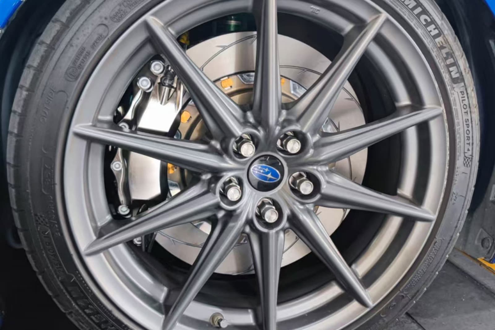 Subaru BRZ — Комплект по кругу: 6-поршневой S66A + задний S22AR · диски 332/355 мм — фото 4