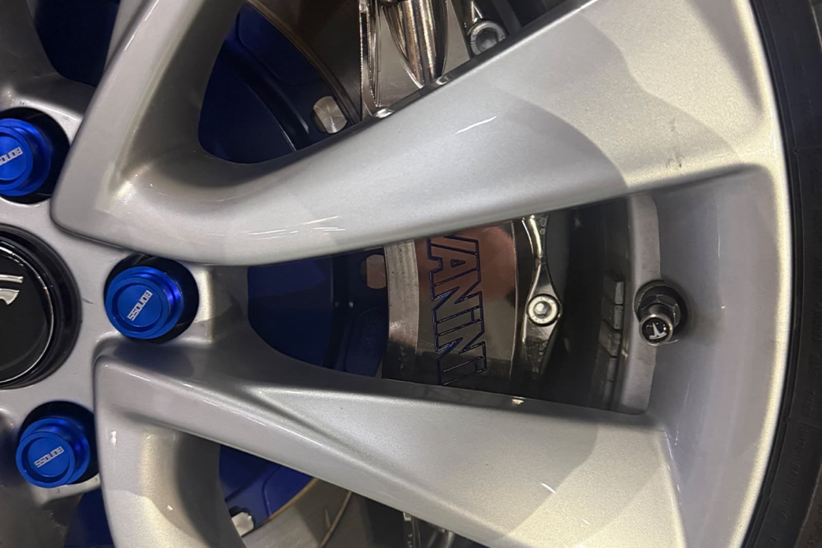 Tesla Model 3 — Комплект по кругу: 6-поршневой S67A + задний EPB S47AAR · диски 380/400 мм — фото 3