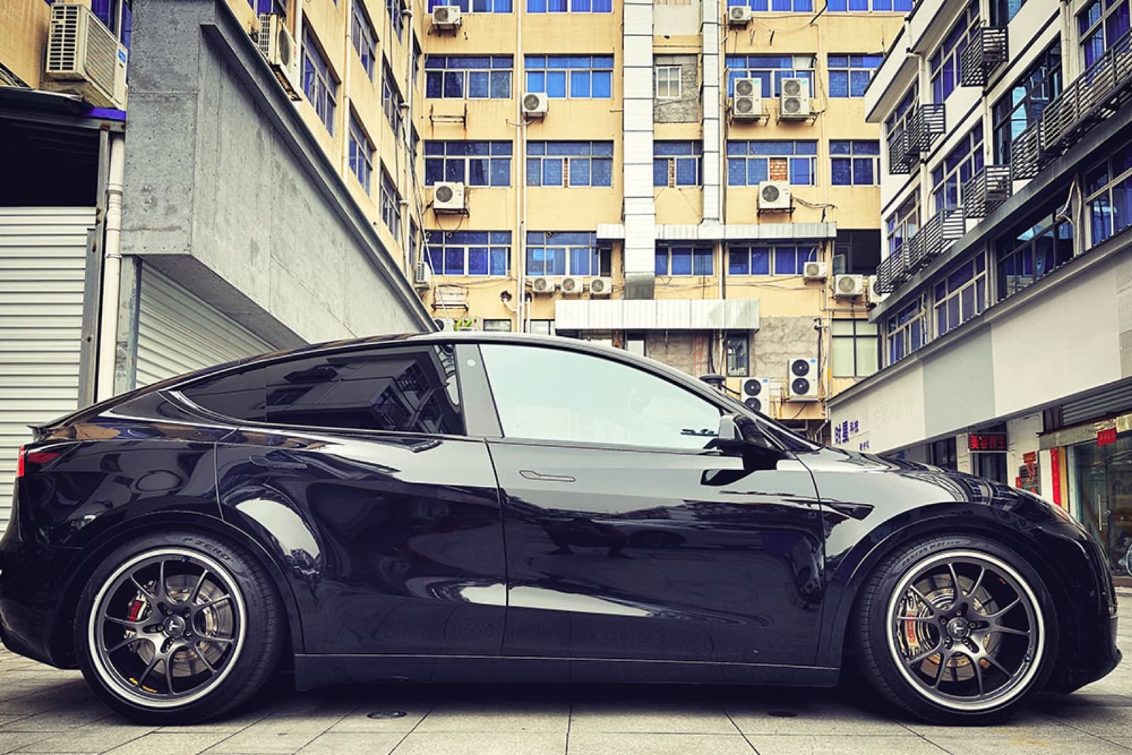 Tesla Model Y — Задний комплект с электроручником (EPB) · S47AAR